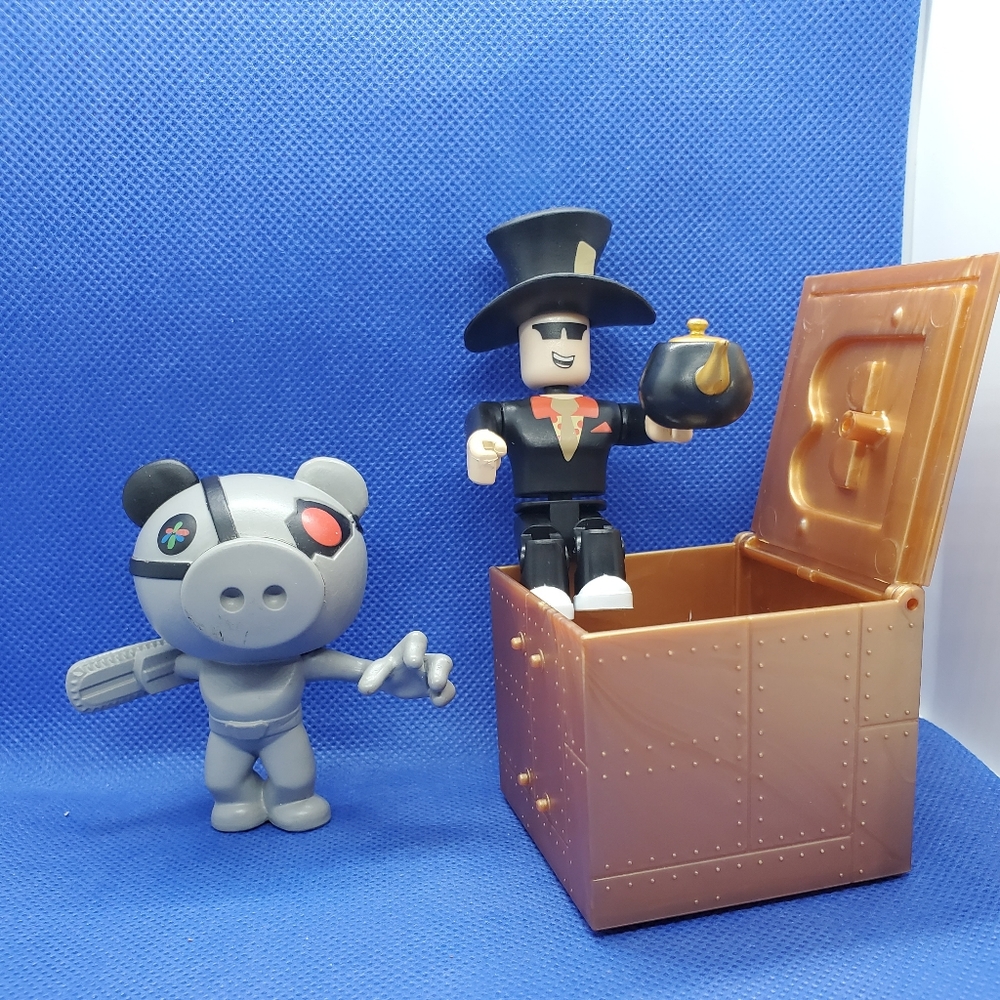 2 Roblox Action Figures. Robby Chase & Crazyman with BOX. (C5)**